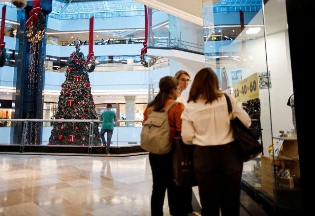 Consumidores olham vitrine em shopping center em Brasília | 29/11/2023/Reuters/Adriano Machado