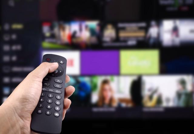 Controle apontando para TV Smart