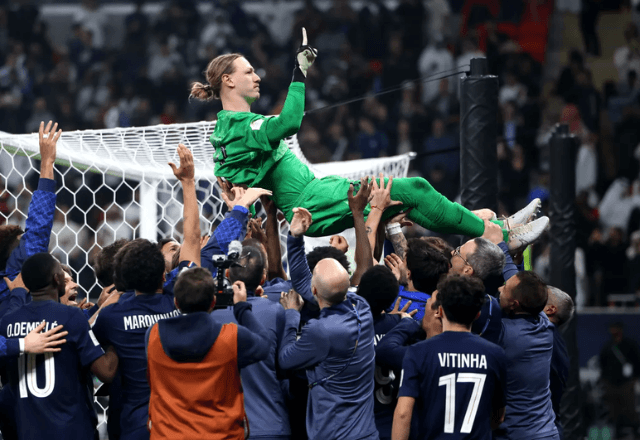 O goleiro Safonov foi o grande herói francês | Foto: reprodução/Getty Images
