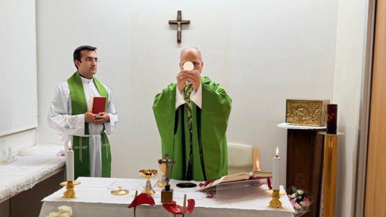 Vaticano divulga fotos de Papa Leão XIV após cirurgia