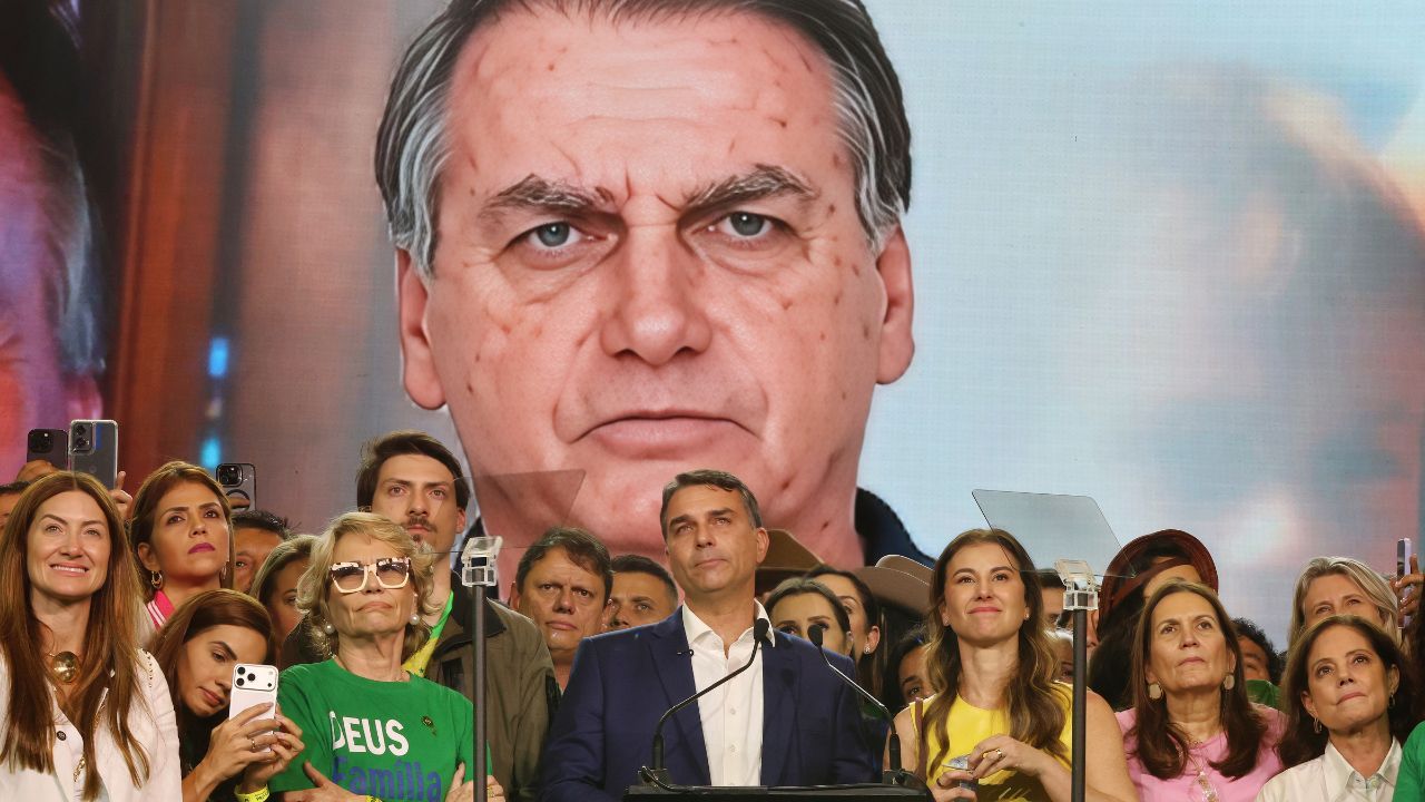 Flávio Bolsonaro durante convenção do PL | Reprodução/PL