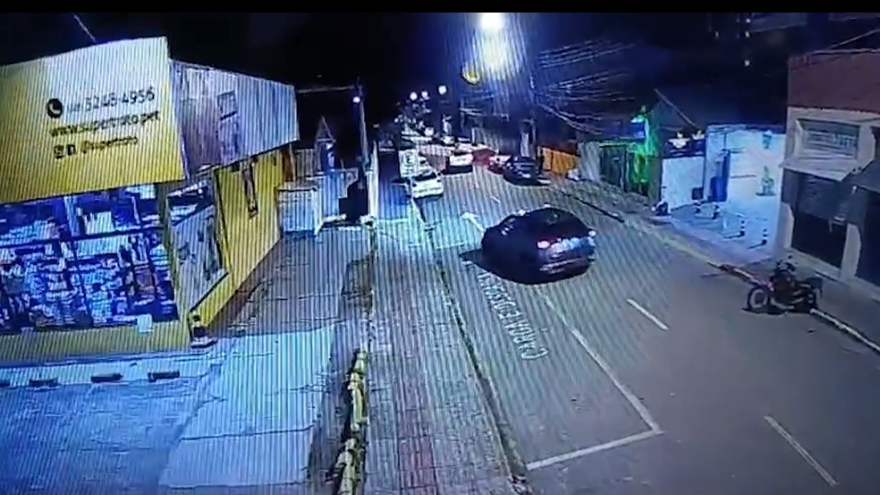 Crianças furtam carro e dirigem em alta velocidade em SC Crianças furtam carro e dirigem em alta velocidade em SC