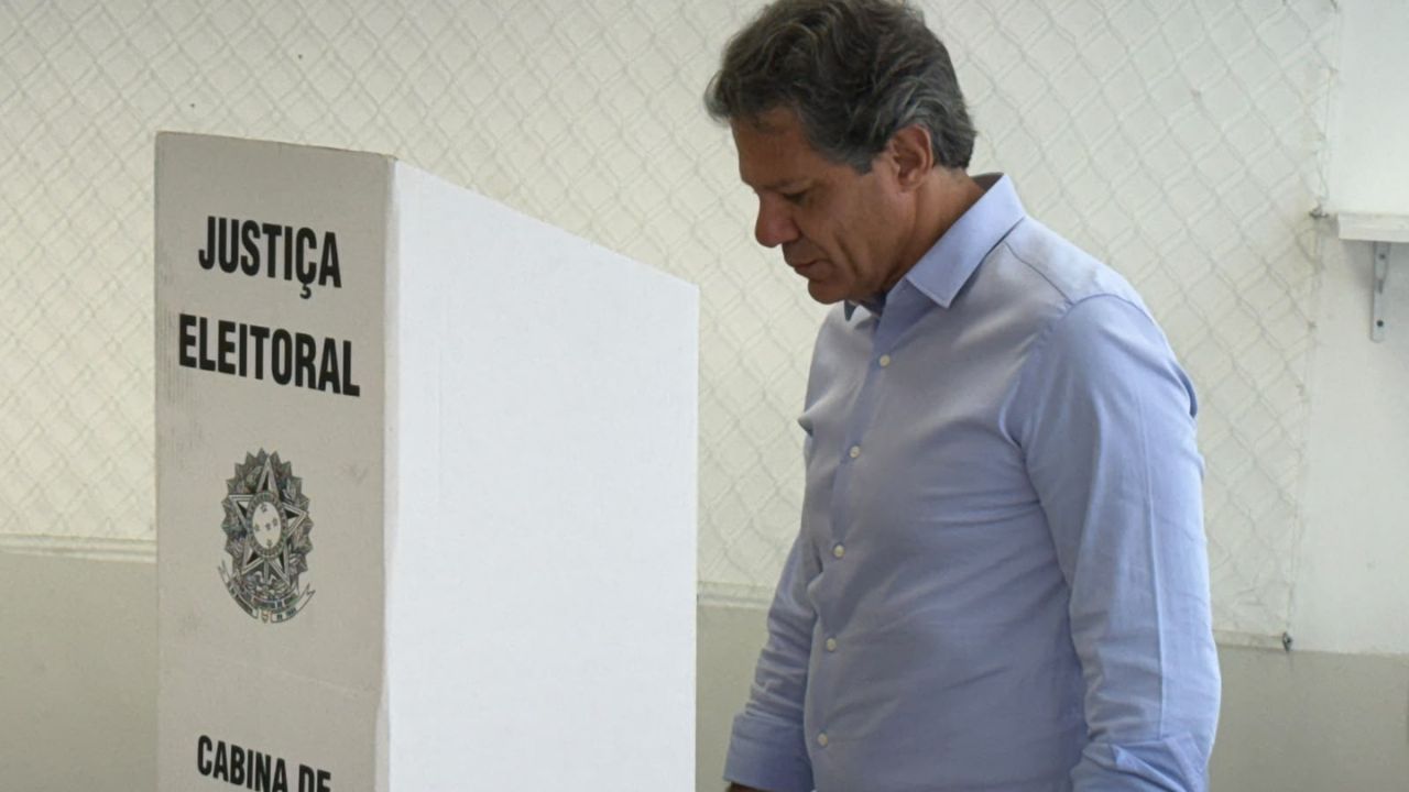 Após votar, Haddad diz estar satisfeito com campanha em SP