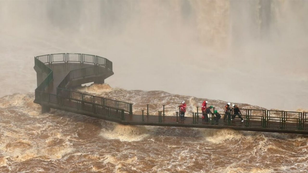 Cataratas do Iguaçu: grades são retiradas após cheia do rio
