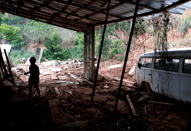 Kombi atolada da feirante Kasciany Pozzi Bispo, no alto do bairro Três Moinhos, um dos mais afetados pelas fortes chuvas em Juiz de Fora (MG) | Foto: Tânia Rêgo/Agência Brasil - 19.03.2026