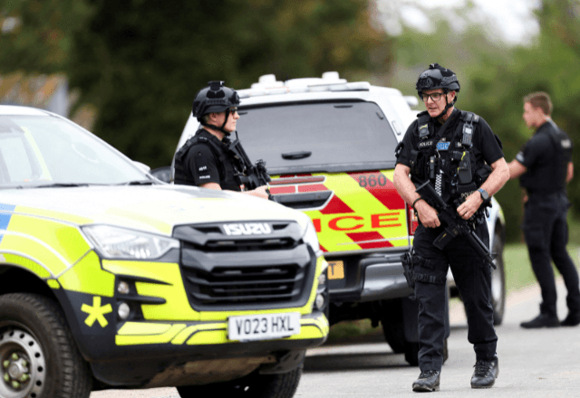 Base aérea de RAF Fairford após incidente que resultou na prisão de cinco cidadãos britânicos, acusados de planejar um ataque terrorista | Foto: Toby Shepheard/Reuters - 27.09.2026