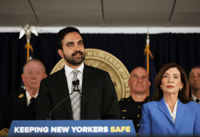 Prefeito de Nova York, Zohran Mamdani, ao lado da governadora de Nova York, Kathy Hochul | Foto: Heather Khalifa/Reuters - 01.09.2026