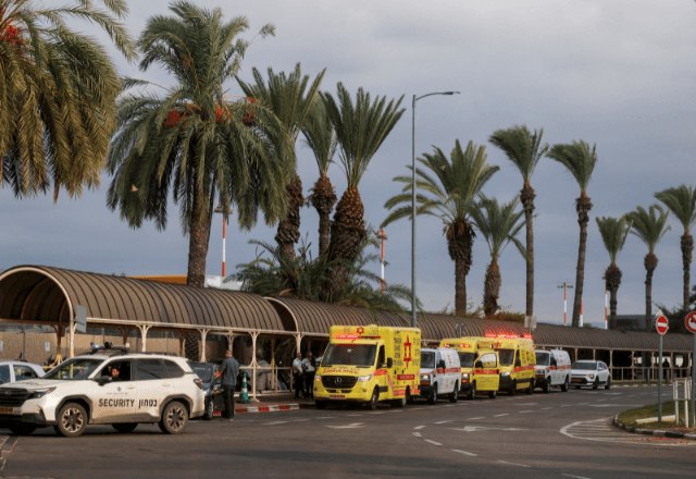 Ambulâncias aguardam no Aeroporto Internacional Ben Gurion a chegada de passageiros do voo da Flybudai que sofreu um incidente dramático | Foto: Ammar Awad/Reuters - 30.09.2026