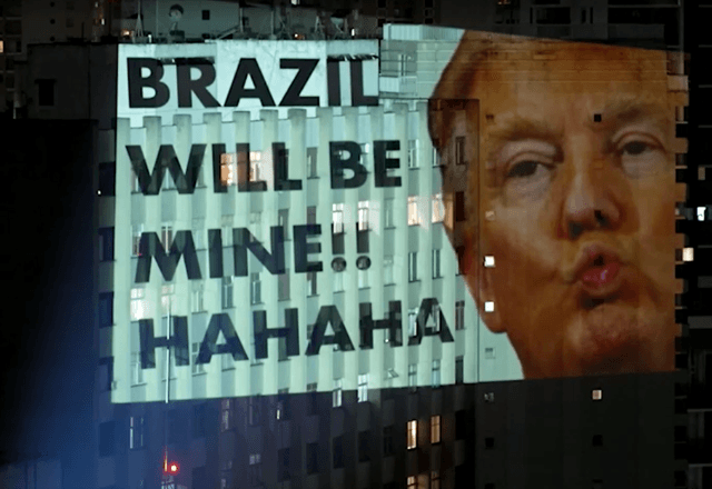Artista projeta críticas a Trump e Flávio em prédio de SP Artista projeta críticas a Trump e Flávio em prédio de SP