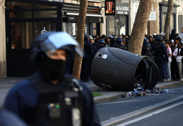 Alunos do ensino médio francês protestam na França | Foto: Yves Herman/Reuters - 05.10.2026