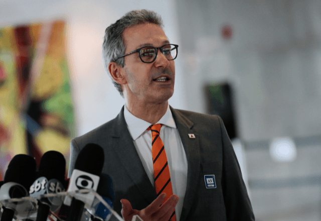 Romeu Zema fala à imprensa após reunião com Jair Bolsonaro, quando era governador de Minas Gerais | Foto: Marcello Casal JrAgência Brasil - 09.04.2020