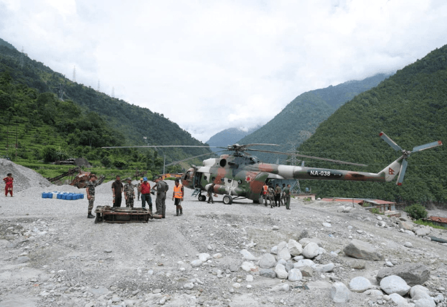 Soldados do Exército do Nepal atuam durante operação de busca e resgate nas proximidades de obras de projetos hidrelétricos | Foto: Divulgação via Reuters - 04.09.2026