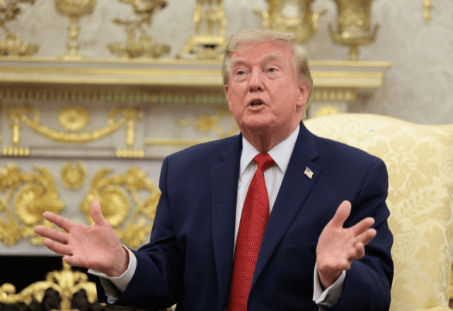 Trump anuncia 'guerra econômica' contra Irã e seus aliados