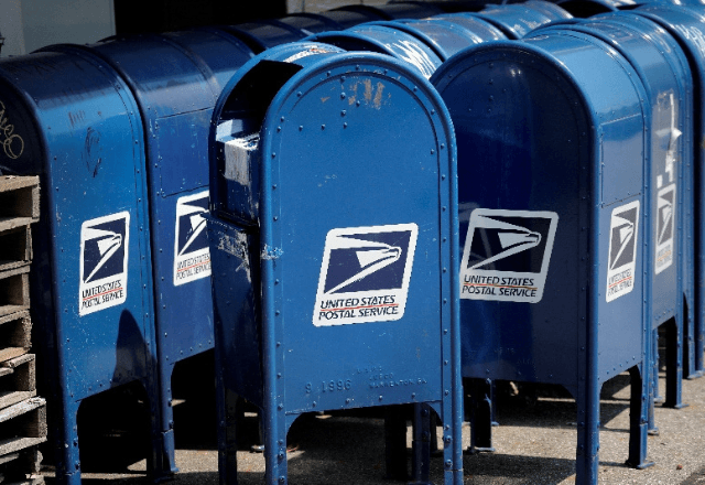Caixas de correio do Serviço Postal dos Estados Unidos (USPS) são vistas do lado de fora de uma agência do USPS no bairro do Bronx, em Nova York | Foto: Mike Segar/Reuters - 17.08.2020