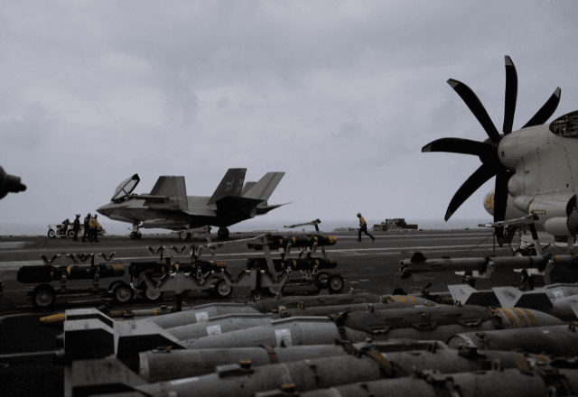 Porta-aviões USS George Washington em operação no Mar Arábico | Foto: Ed Ou/Reuters - 11.09.2026