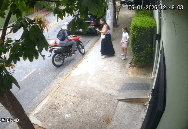 Câmeras de segurança registram o momento em que um homem assalta uma mulher que caminhava com uma criança na Vila dos Remédios, zona oeste de São Paulo | Foto: Cedida ao SBT - 06.01.2026