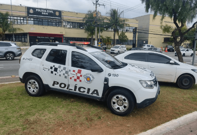 Viaturas da Polícia Militar estacionadas em frente ao Departamento Estadual de Investigações Criminais (Deic) | Foto: Divulgação/Polícia Militar - 29.10.2025
