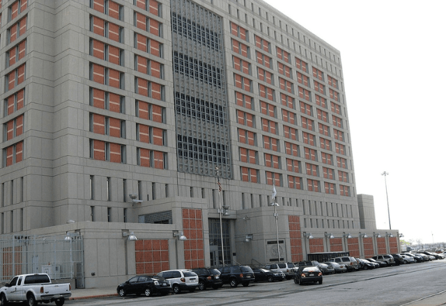 Fachada do Centro de Detenção Metropolitano (MDC, na sigla em inglês) do Brooklyn, em Nova York | Foto: Wikipédia