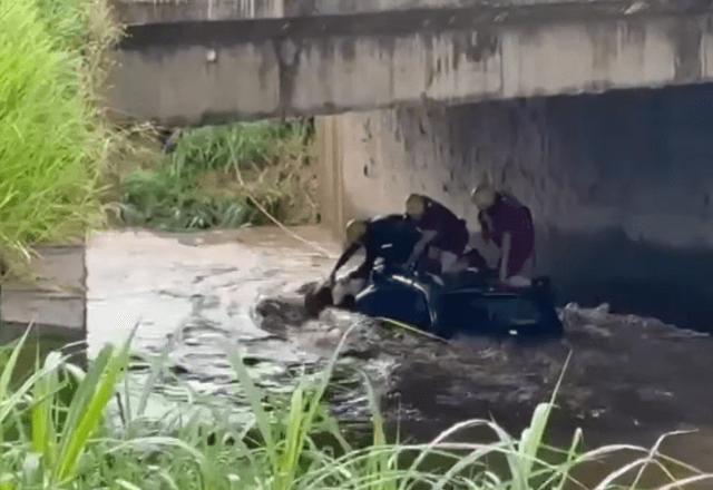 Autoridades encontram carro de mulher que desapareceu após cair em córrego em Piracicaba (SP) | Foto: Reprodução/SBT Brasil - 03.04.2026