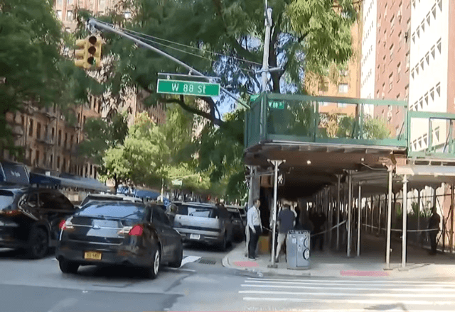 Polícia isola área onde homem esfaqueou duas vítimas nas proximidades do Central Park, em Manhattan, Nova York | Foto: Reprodução/YouTube/NBC News - 23.07.2026
