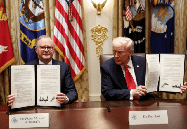 O presidente dos EUA, Donald Trump, e o primeiro-ministro da Austrália, Anthony Albanese, assinam acordo sobre terras raras e minerais críticos na Casa Branca | Foto: Kevin Lamarque/Reuters - 20.10.2025