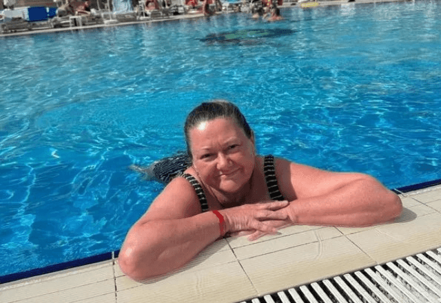 Karen McGonigal, de 53 anos; ela morreu na Inglaterra após tomar injeção de R$ 139 para emagrecer | Foto: Reprodução/ITV News