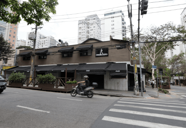 Bar Ministrão, no bairro Jardins, em São Paulo, interditado pela Vigilância Sanitária após suspeita de bebidas com metanol | Foto: Paulo Pinto/Agência Brasil - 01.10.2025