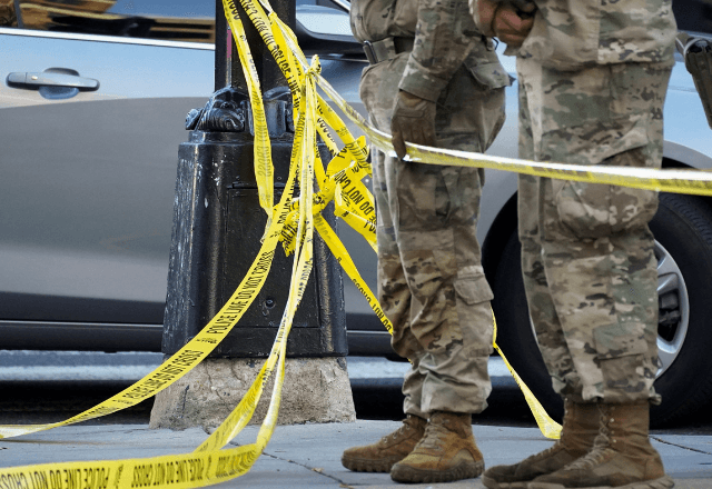 Membros da Guarda Nacional atrás de fitas amarelas, após dois integrantes da Guarda terem sido baleados perto da Casa Branca, em Washington | Foto: Nathan Howard/Reuters - 26.11.2025