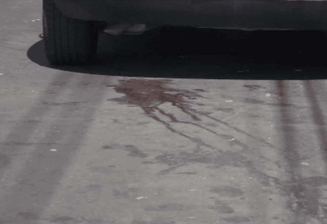 Mancha de sangue no asfalto após ataque a tiros que deixou um morto e nove feridos em Ibirité (MG) | Foto: SBT - 01.12.2025