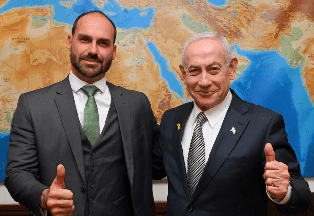 Deputado federal Eduardo Bolsonaro (PL-SP) e primeiro-ministro de Israel, Benjamin Netanyahu, no Knesset, a sede do Poder Legislativo do país | Foto: Reprodução/X/@BolsonaroSP - 04.12.2025