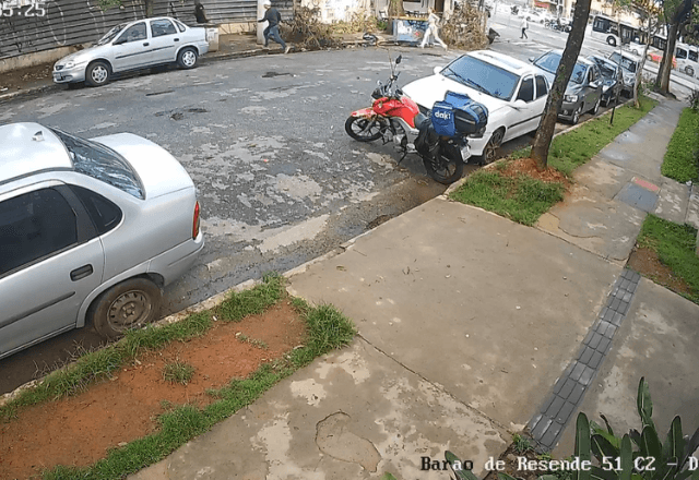 Câmeras de monitoramento flagraram o momento em que um homem, Fabiano Oliveira dos Santos, corre para tentar fugir após ser esfaqueado, no Ipiranga | Foto: Cedida ao SBT - 30.12.2025
