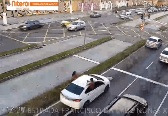 Motorista é flagrado dirigindo com passageiros sentados nas janelas do carro em Niterói (RJ) | Foto: Cedida ao SBT - 02.01.2026