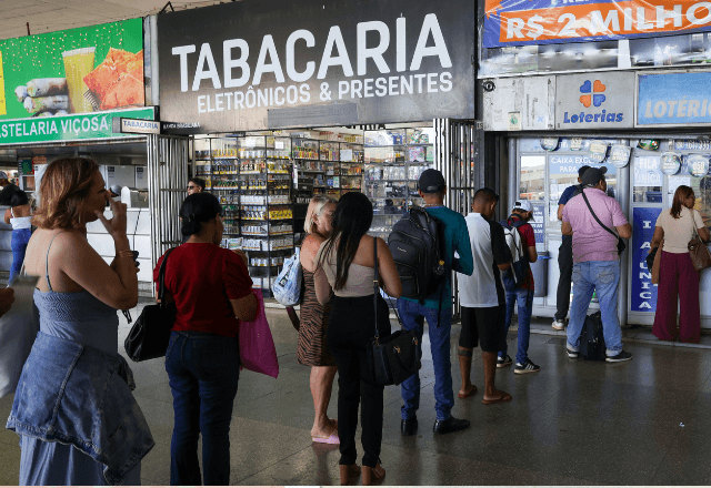 Pessoas fazem fila em lotérica de Brasília para apostar na Mega da Virada | Foto: Fabio Rodrigues-Pozzebom/ Agência Brasil - 31.12.2025