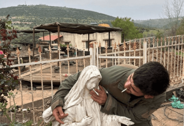 Israel prende soldado que colocou cigarro na boca de estátua de Maria no Líbano Israel prende soldado que colocou cigarro na boca de estátua de Maria no Líbano
