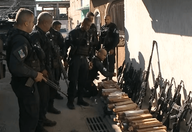Operação encontra bunker com arsenal de fuzis e drogas em comunidade do Rio Operação encontra bunker com arsenal de fuzis e drogas em comunidade do Rio