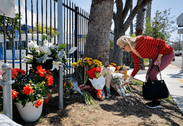 Mulher deixa flores do lado de fora do Centro Islâmico de San Diego, na Califórnia, EUA | Foto: Mike Blake/Reuters - 19.05.2026