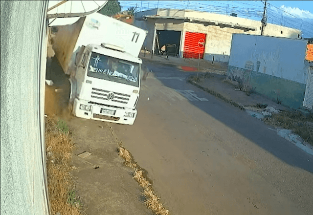 Imagem da notícia: Caminhão invade bar e mata quatro pessoas em Anápolis (GO) Imagem da notícia: Caminhão invade bar e mata quatro pessoas em Anápolis (GO)