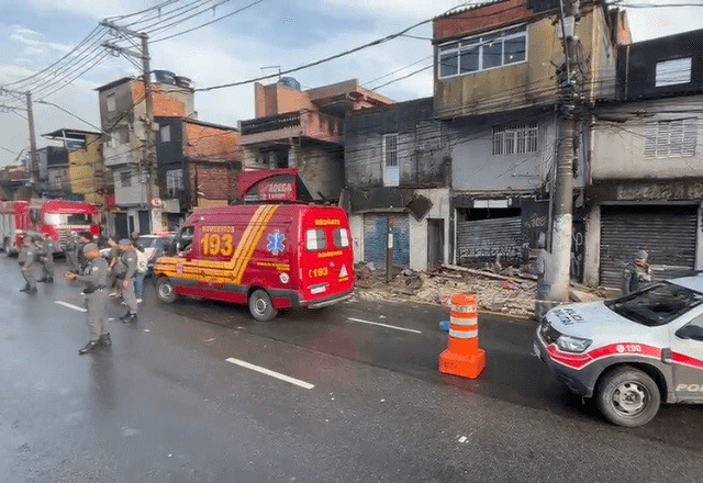 Sacada de imóvel desaba e fere 3 na zona sul de SP Sacada de imóvel desaba e fere 3 na zona sul de SP
