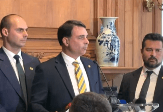 Flávio Bolsonaro participa de coletiva de imprensa após reunião com o presidente dos EUA, Donald Trump | Foto: Reprodução/Jornal do SBT News - 26.05.2026