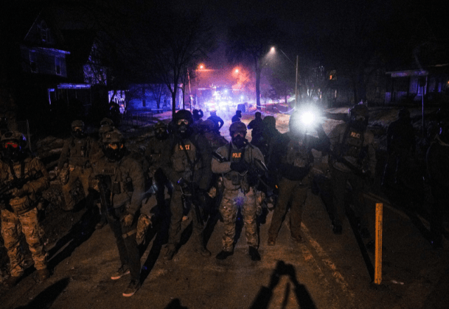 Agentes federais montam guarda uma semana após agente do ICE atirar fatalmente em Renee Nicole Good, no norte de Minneapolis, Minnesota, EUA | Foto: Ryan Murphy/Reuters - 14.01.2026