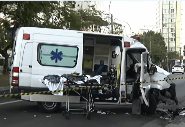 Ambulância bate contra poste na zona leste de São Paulo; idosa de 82 anos que era levada a um hospital morreu | Foto: Reprodução/News Primeira Edição - 05.06.2026
