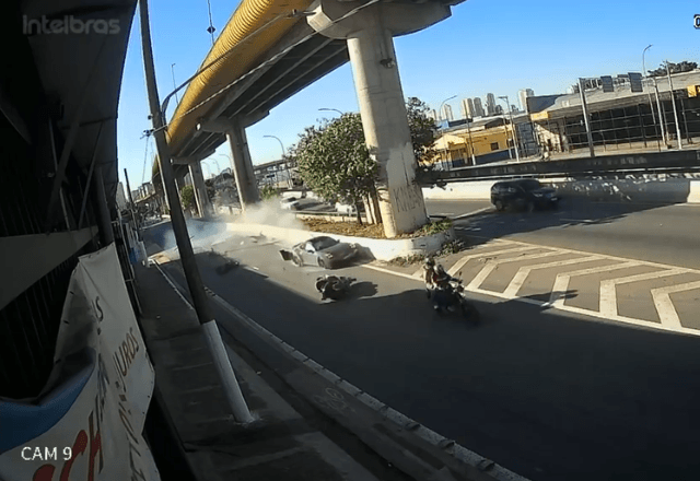 Imagem da notícia: Influenciador em Porsche causa acidente e fere 2 em SP Imagem da notícia: Influenciador em Porsche causa acidente e fere 2 em SP
