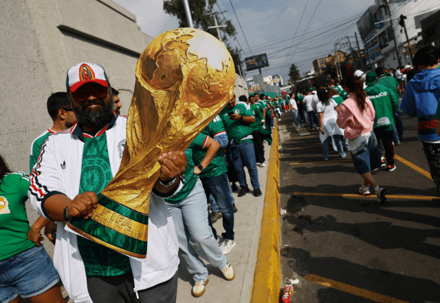 México abre a Copa em meio a paixão, festas e protestos