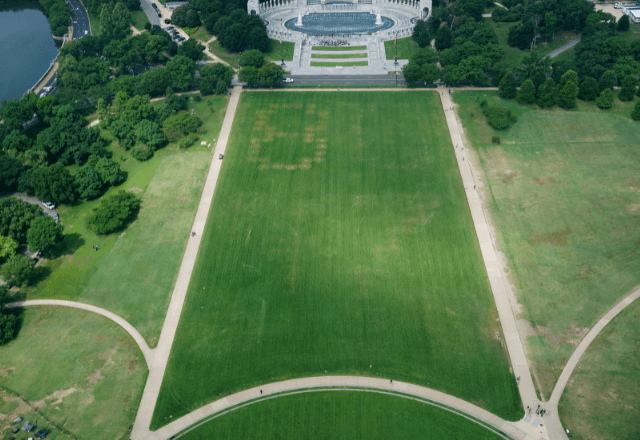Grande traçado da sequência numérica '8647' no terreno do National Mall em Washington, nos EUA | Foto: Nathan Howard/Reuters - 11.06.2026