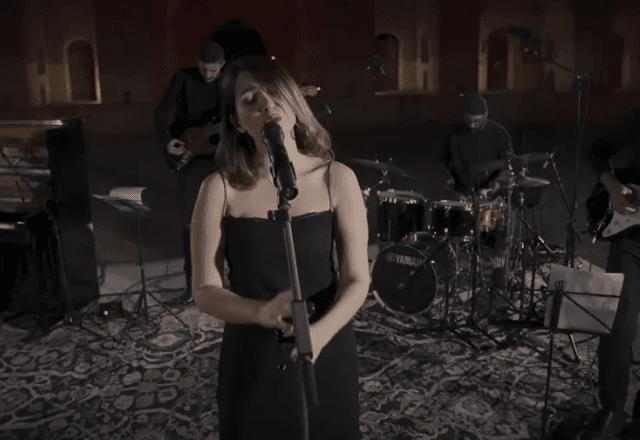 Cantora iraniana Parastoo Ahmadi durante show transmitido ao vivo no YouTube em dezembro de 2024 | Foto: Reprodução/YouTube/@ParastooAhmadii - 11.12.2024