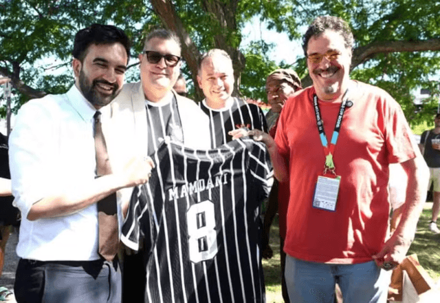 Prefeito de NY é presenteado com camisas do Corinthians Prefeito de NY é presenteado com camisas do Corinthians