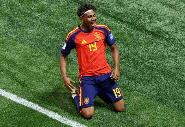 Jogador espanhol Lamine Yamal celebra seu primeiro gol marcado em uma Copa do Mundo | Foto: Reprodução/SBT Sports