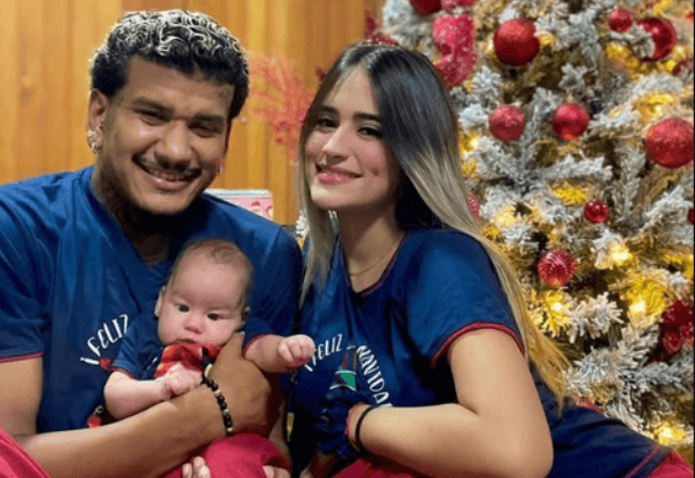 Jogador de futebol venezuelano Héctor Bello ao lado da esposa, Andrea, e da filha do casal, Alana | Foto: Reprodução/Instagram/@hectorbello_02