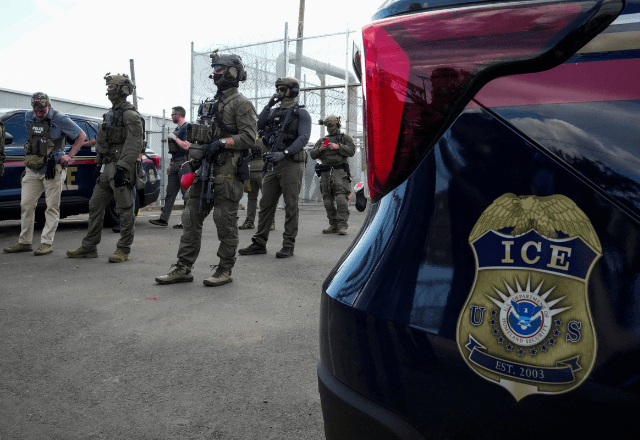 Agentes do ICE protegem a entrada do centro de detenção Delaney Hall, em Newark | Foto: Eduardo Munoz/Reuters - 29.05.2026