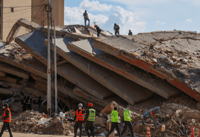 Equipes de resgate trabalham no local onde um prédio desabou em Caraballeda, no estado de La Guaira, na Venezuela, após os terremotos que atingiram o país em 24 de junho | Foto: Leonardo Fernandez Viloria/Reuters - 07.07.2026
